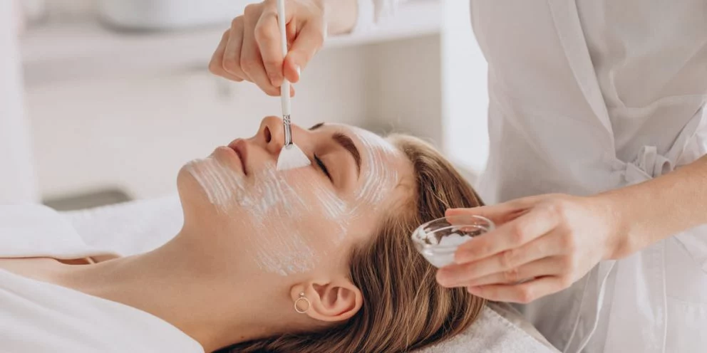 Tratamientos, cuidados y consejos para prevenir las manchas en la piel